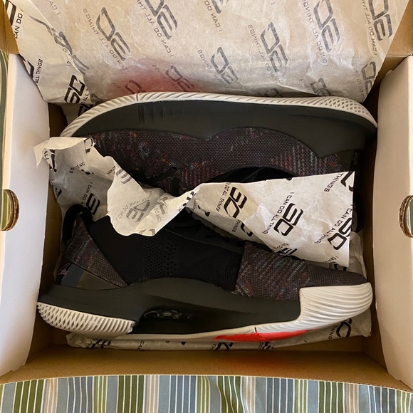 Basketball shoes - Picture 2 of 5